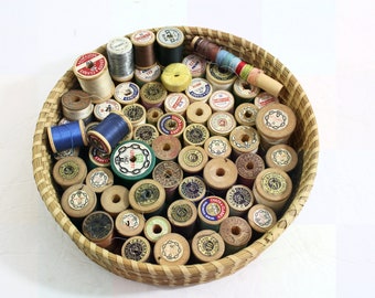 Vintage naaimand vol houten spoelen (ongeveer 60) draad voor handwerk of naaien