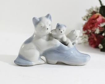 Vintage Cats Figurine 50's, Mama Cat & Babies in Women's Shoe, Blue and White, Made in Japan, Cat Lover Gift, Cat Collection