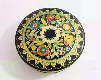 Boîte vintage Daher ronde noire avec motifs floraux en jaune vert rouge bleu souligné d'or, Long Island NY, fabriquée en Angleterre