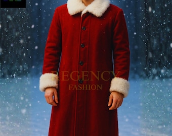 Puede incluir: Un abrigo largo rojo con cuello y puños de piel blanca. El abrigo tiene botones negros y el texto "REGENCY FASHION" es visible en la parte delantera. El logotipo "TRF" es visible.