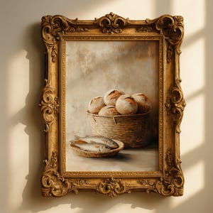 Puede incluir: Pintura enmarcada en un marco dorado ornamentado, que representa una naturaleza muerta. Muestra una cesta de panecillos redondos y una pequeña cesta de pescado. Fondo neutro, paleta de colores cálidos.