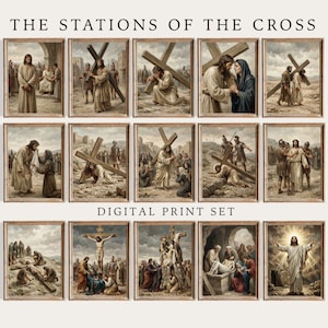 以下が含まれることがあります： 14枚の額装されたデジタルプリントのセットで、キリストの十字架の道行きを描いています。各プリントは、古典的な衣装を着た人物が登場する宗教的なシーンで、風景や建築要素を背景にしています。「THE STATIONS OF THE CROSS」と「DIGITAL PRINT SET」の文字が見えます。