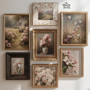 Może przedstawiać: Kolekcja oprawionych wydruków artystycznych z motywami kwiatowymi w różnych rozmiarach i stylach. Wydruki charakteryzują się miękkimi, pastelowymi kolorami i przedstawiają sceny kwiatów, krajobrazów i martwych natur. Ramki są złote, brązowe i białe.