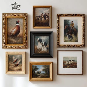 Pode incluir: Uma coleção de impressões de arte emolduradas em estilo vintage com cenas de caça, paisagens e vida selvagem. As impressões estão em molduras douradas, pretas e castanhas ornamentadas. A obra de arte inclui um faisão, cães e um cavaleiro a cavalo. O texto "The Messy Prints" é visível.
