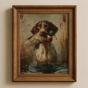 Puede incluir: Pintura vintage enmarcada de un perro de caza, un Braco Alemán marrón y blanco, sosteniendo un pato en la boca. El perro está en el agua, con juncos y follaje en el fondo. El marco es de color marrón cálido.