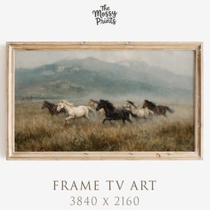 Op de afbeelding: Een ingelijste print met een vintage schilderij van paarden die over een veld galopperen. De paarden zijn in verschillende kleuren, waaronder wit en zwart, met een bergketen op de achtergrond. De tekst "The Mossy Prints" is zichtbaar.