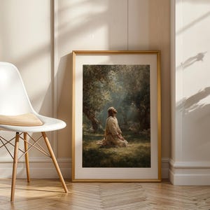 Peut inclure: Une impression d'art encadr&eacute;e repr&eacute;sente une personne agenouill&eacute;e dans une clairi&egrave;re ensoleill&eacute;e. L'&oelig;uvre d'art pr&eacute;sente des tons chauds, avec un cadre dor&eacute;. La personne porte une robe de couleur claire, et la sc&egrave;ne se d&eacute;roule parmi les arbres et l'herbe verte.