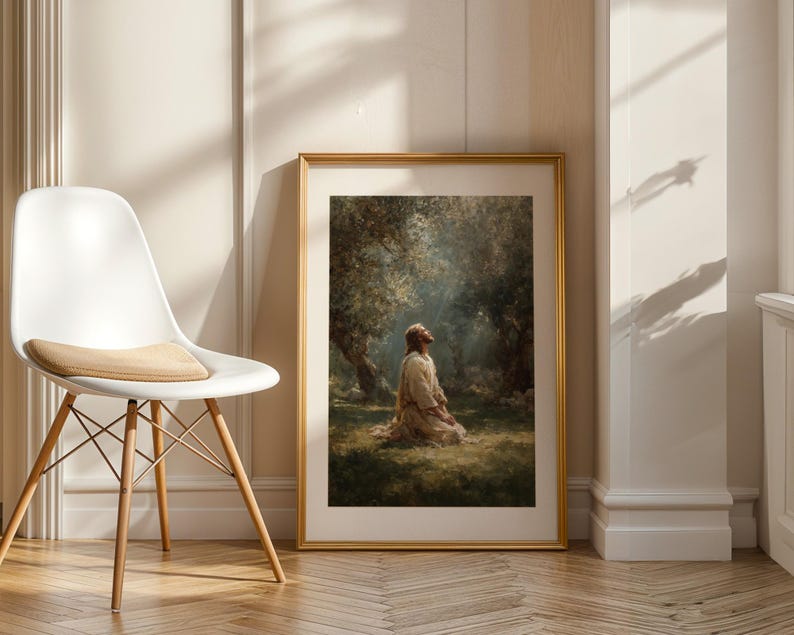 Peut inclure: Une impression d'art encadr&eacute;e repr&eacute;sente une personne agenouill&eacute;e dans une clairi&egrave;re ensoleill&eacute;e. L'&oelig;uvre d'art pr&eacute;sente des tons chauds, avec un cadre dor&eacute;. La personne porte une robe de couleur claire, et la sc&egrave;ne se d&eacute;roule parmi les arbres et l'herbe verte.