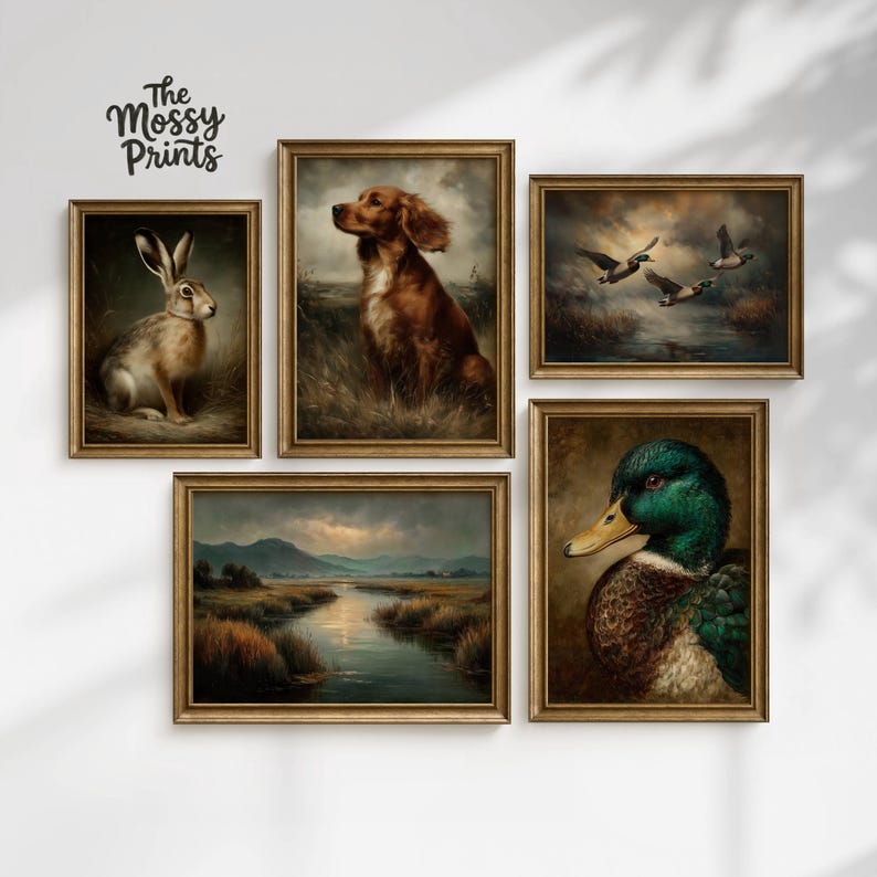 Op de afbeelding: Vijf ingelijste kunstdrukken met dier- en landschapsschilderijen. De onderwerpen zijn onder meer een konijn, een hond, vliegende eenden, een eend en een rivierlandschap. De frames zijn goudkleurig en de kunst heeft een vintage esthetiek.