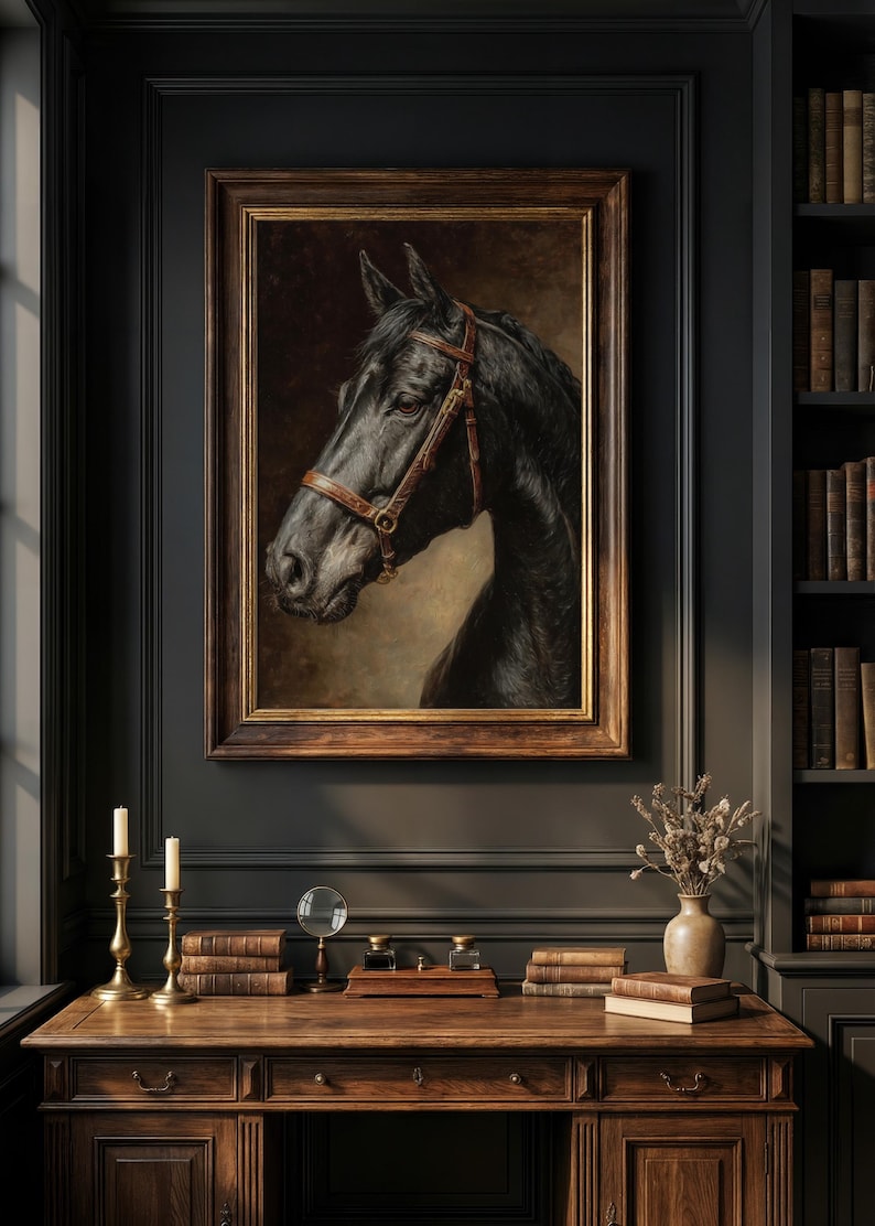 Op de afbeelding: Een ingelijst olieverfschilderij van een zwarte paardenkop, met een bruine teugel. Het kunstwerk wordt tentoongesteld boven een houten bureau met boeken, kaarsen en een vergrootglas. De kamer heeft donkere muren en een boekenkast.