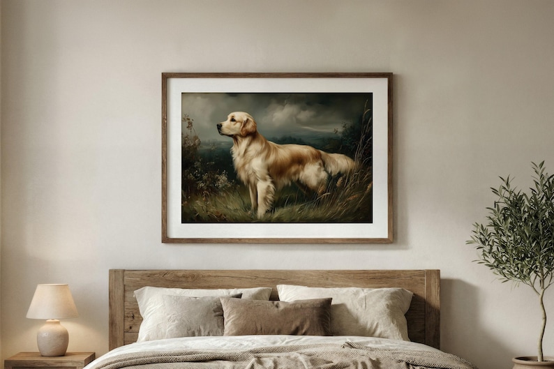 Op de afbeelding: Een ingelijste print van een Golden Retriever in een veld. De hond heeft een lichtgouden kleur en het kunstwerk heeft een vintage stijl. De achtergrond toont een bewolkte lucht en bladeren, in een houten frame.