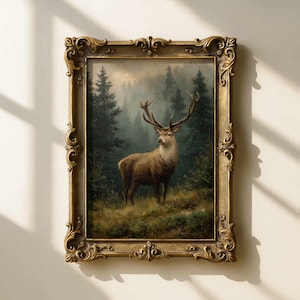 Op de afbeelding: Een schilderij in een antieke stijl, met een hert in een bos. Het hert heeft grote geweien en staat in een open plek omringd door bomen. Het frame is sierlijk met een gouden afwerking, wat een vintage uitstraling geeft.