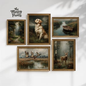 Op de afbeelding: Een verzameling ingelijste kunstafdrukken met vintage landschaps- en dierenschilderijen. De afdrukken tonen een golden retriever, een bospad, een boot op een rivier, een hert in een bos en vliegende eenden. Het logo The Mossy Prints staat linksboven.