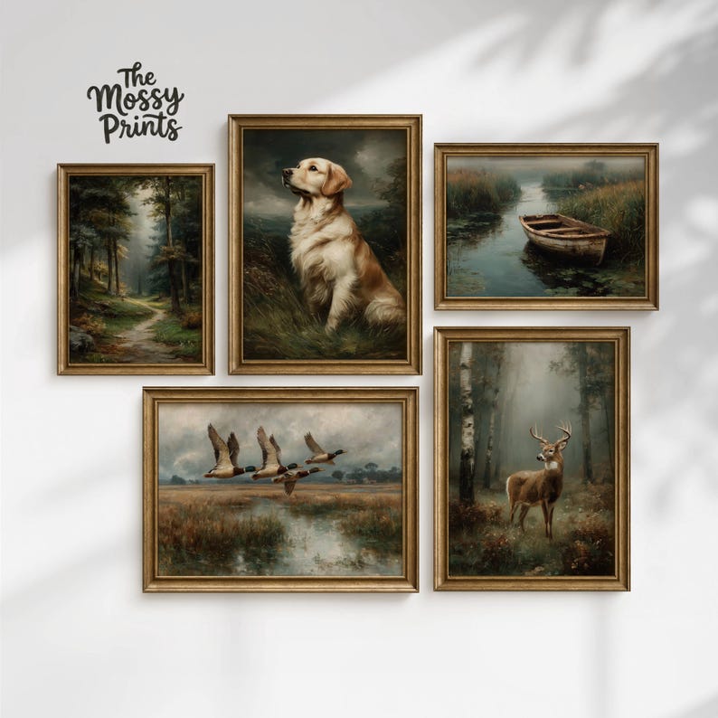 Op de afbeelding: Een verzameling ingelijste kunstafdrukken met vintage landschaps- en dierenschilderijen. De afdrukken tonen een golden retriever, een bospad, een boot op een rivier, een hert in een bos en vliegende eenden. Het logo The Mossy Prints staat linksboven.