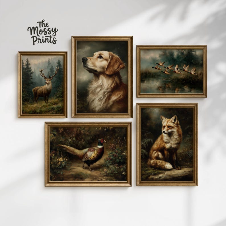 Op de afbeelding: Vijf ingelijste vintage dierenkunstprints. De prints tonen een hert in een bos, een golden retriever, eenden die over water vliegen, een fazant en een vos. De frames zijn warm goudbruin. De tekst "The Mossy Prints" staat linksboven.