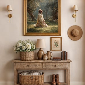 Peut inclure: Une console en bois rustique avec un tableau encadr&eacute;, une lampe et des objets d&eacute;coratifs. La peinture repr&eacute;sente une figure dans un champ. Un panier en osier contient des fleurs. Un chapeau de paille est accroch&eacute; au mur.