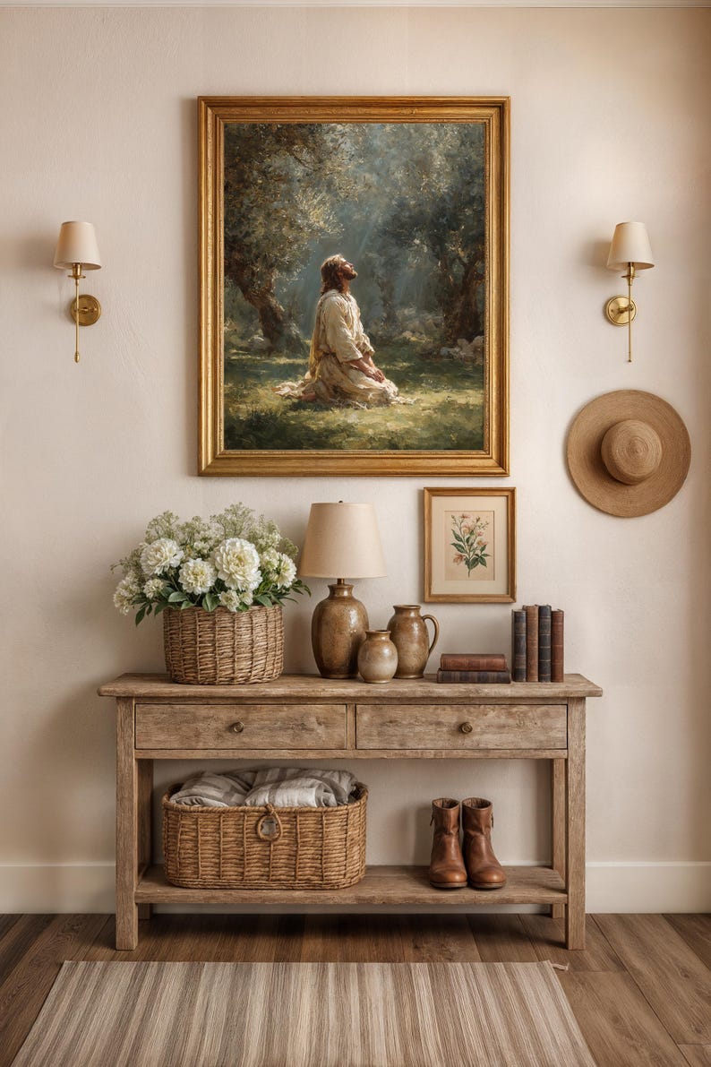 Peut inclure: Une console en bois rustique avec un tableau encadr&eacute;, une lampe et des objets d&eacute;coratifs. La peinture repr&eacute;sente une figure dans un champ. Un panier en osier contient des fleurs. Un chapeau de paille est accroch&eacute; au mur.