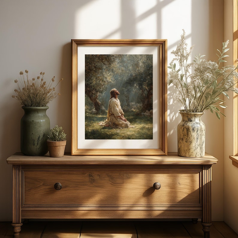 Peut inclure: Une impression encadr&eacute;e d'une sc&egrave;ne religieuse. L'&oelig;uvre repr&eacute;sente une figure agenouill&eacute;e dans une zone herbeuse, regardant vers le haut vers une lumi&egrave;re vive. L'impression est dans un cadre dor&eacute; et est expos&eacute;e sur un meuble en bois avec des vases d&eacute;coratifs.