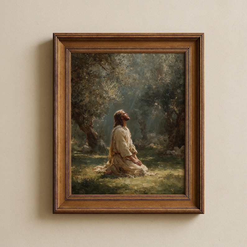 Peut inclure: Une impression encadr&eacute;e d'une sc&egrave;ne religieuse. L'&oelig;uvre repr&eacute;sente une figure en robe blanche agenouill&eacute;e dans une zone herbeuse, regardant vers le haut. L'arri&egrave;re-plan pr&eacute;sente des arbres et la lumi&egrave;re du soleil. Le cadre est de couleur marron chaud.