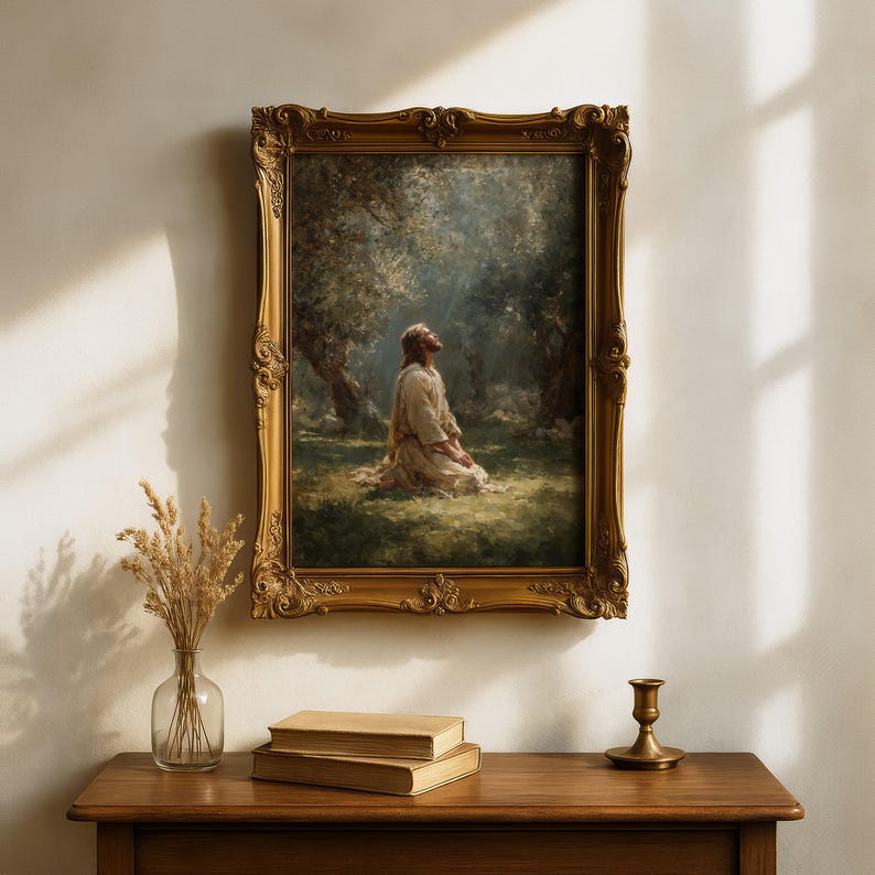 Peut inclure: Tableau encadr&eacute; repr&eacute;sentant une sc&egrave;ne religieuse avec une figure agenouill&eacute;e dans une zone herbeuse, regardant vers le haut. Le tableau est dans un cadre dor&eacute; orn&eacute;. La sc&egrave;ne se d&eacute;roule dans une for&ecirc;t avec des arbres et la lumi&egrave;re du soleil.