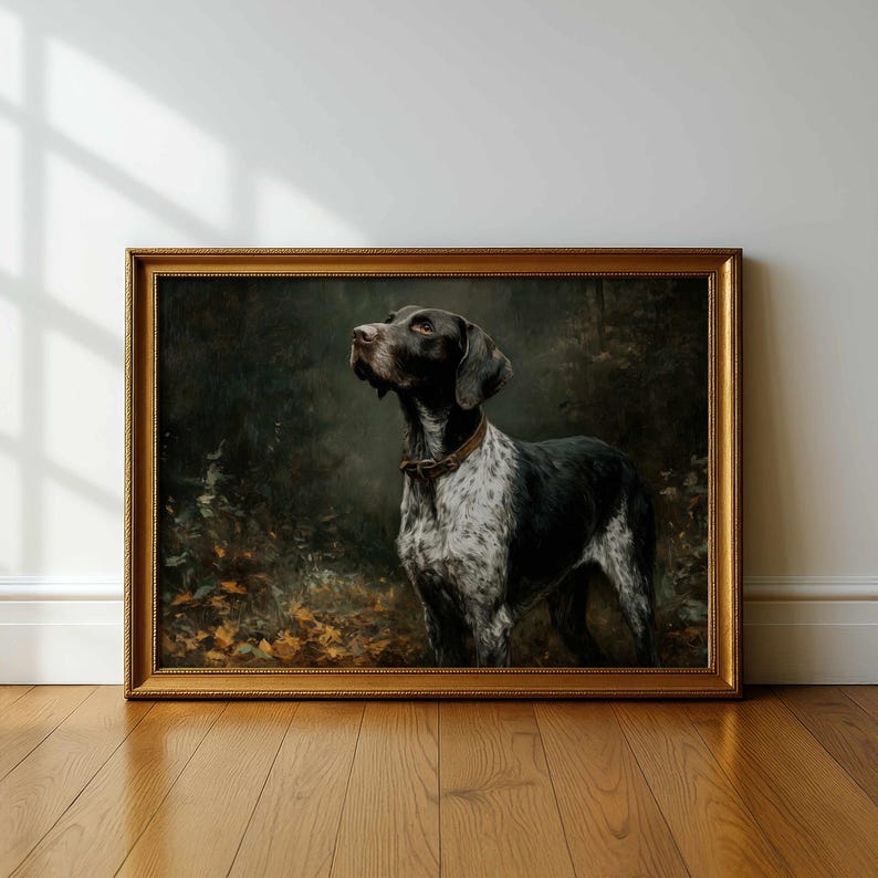 Op de afbeelding: Een ingelijst schilderij van een hond, waarschijnlijk een Duitse Staande Hond, met een bruin-witte vacht, met een bruine halsband. De hond kijkt omhoog. Het schilderij zit in een gouden lijst en tegen een donkere, bosachtige achtergrond.