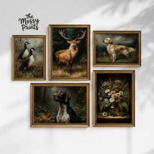 Op de afbeelding: Vijf ingelijste kunstdrukken met wildlife- en bloementhema's. De prints tonen een hert, een hond, ganzen en een bloemstilleven. De frames zijn goudkleurig en het kunstwerk heeft een vintage esthetiek. De tekst "The Mossy Prints" staat linksboven.