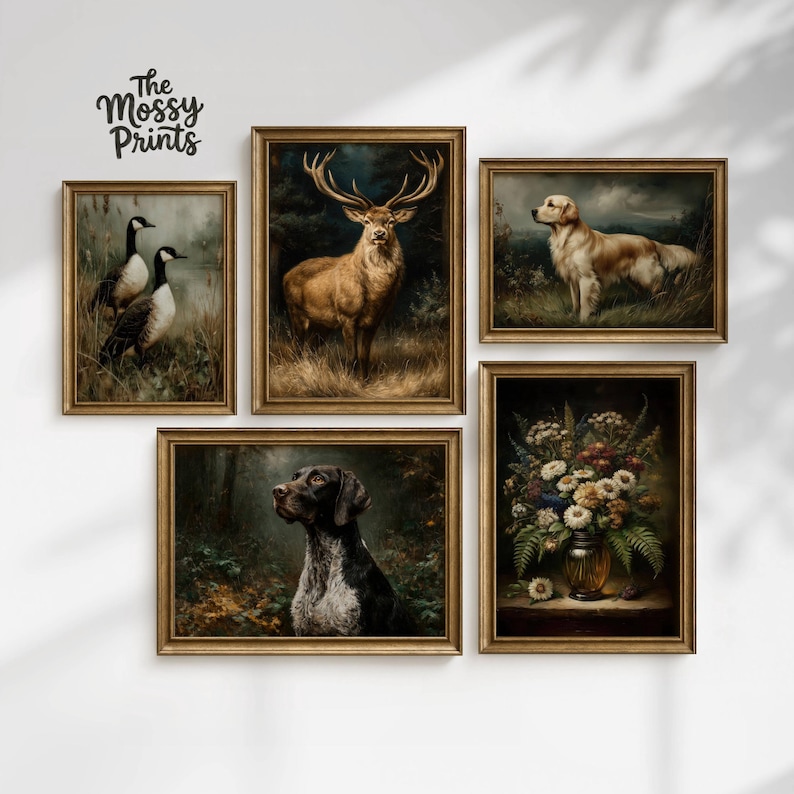 Op de afbeelding: Vijf ingelijste kunstdrukken met wildlife- en bloementhema's. De prints tonen een hert, een hond, ganzen en een bloemstilleven. De frames zijn goudkleurig en het kunstwerk heeft een vintage esthetiek. De tekst "The Mossy Prints" staat linksboven.