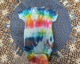 Body de bebé de manga corta teñido anudado hecho a mano de 0 a 3 meses