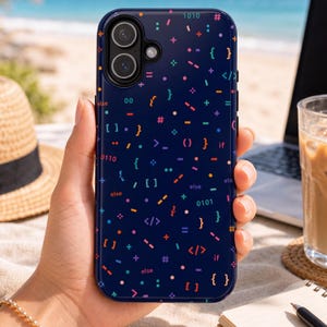 Puede incluir: Una funda de smartphone azul oscuro con un patrón colorido de símbolos de programación, incluyendo corchetes, llaves, operadores matemáticos y el texto 'if' y 'else' dispersos por la superficie en tonos naranja, rosa y turquesa.
