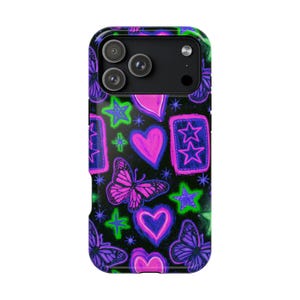 以下が含まれることがあります： 黒いスマートフォンケースで、ネオンピンクと紫の蝶、ハート、星が繰り返されるパターンが特徴です。暗い背景に明るい緑の星や長方形の形がアクセントとして配置されており、上部には3つのカメラレンズ用の切り抜きがあります。