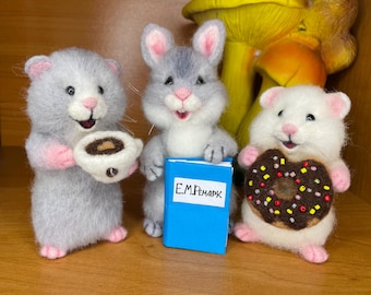 Naaldvilten dierentrio – hamster, konijnminiaturen, wollen koffieliefhebber boekdecor