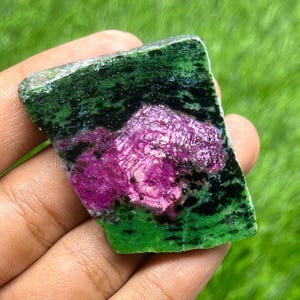 Fetta di rubino naturale zoisite / Pendente, collana, gioiello con avvolgimento in filo metallico