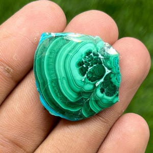 Naturalny kaboszon malachitu z chryzokoli | Unikalny wzór kamienia szlachetnego | Ręcznie polerowany kamień jubilerski 29x26x3 mm