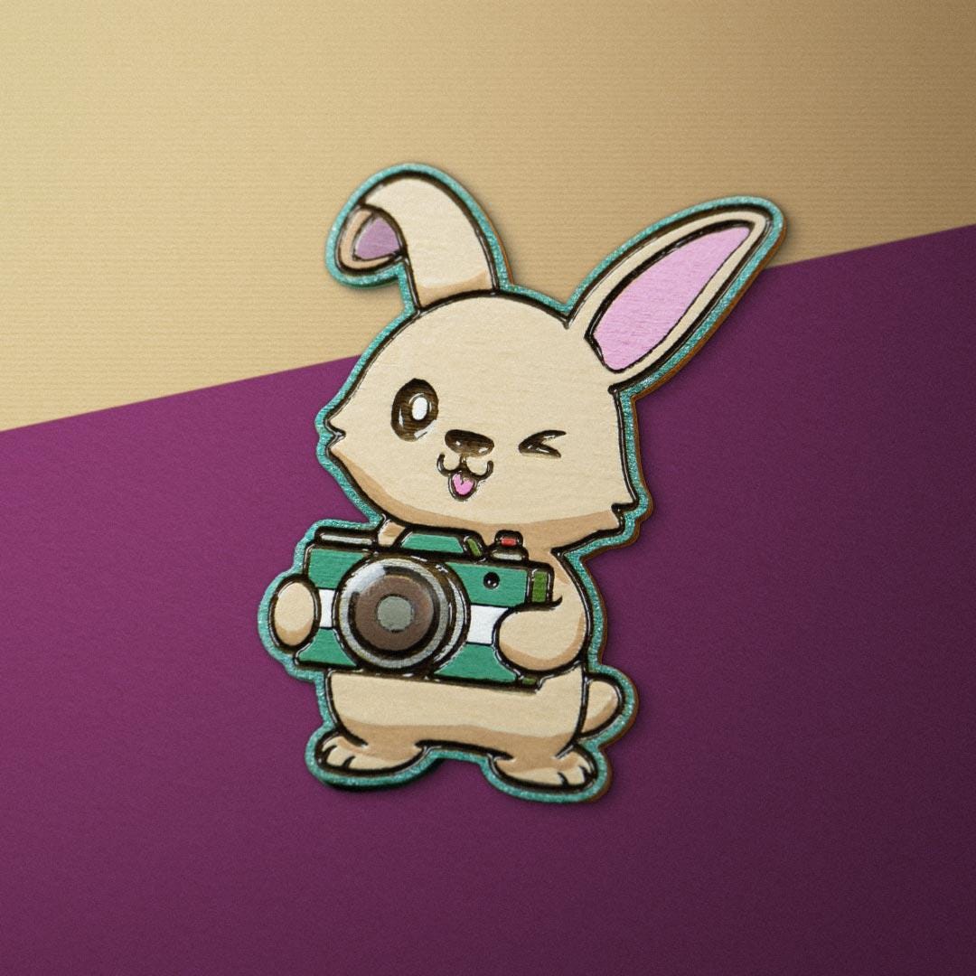 Pin's Rétro Lapin Vert Sur Planète Saturne Avec Chaîne Dorée - Neuf