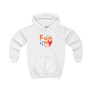 Op de afbeelding: Witte hoodie met een voorzak en een kleurrijke afbeelding met de tekst "FUNNY". Het woord "FUN" is oranje en "NY" is blauw en rood. De tekst "Savvy Kids Edition" staat eronder.