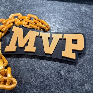 Puede incluir: Un juego de tres tazas de cerámica con acabado mate moteado. Las tazas son de color crema, gris claro y gris oscuro. Cada taza tiene un diseño simple y moderno y un asa redondeada.