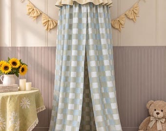 Può includere: Un baldacchino in tessuto che arriva fino a terra con un motivo a quadri azzurro e beige. La parte superiore conica presenta pannelli alternati blu e beige con un bordo arricciato. Il tessuto scende fino a terra, creando una struttura a tenda.