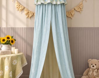 Può includere: Un baldacchino in tessuto fissato al soffitto con una parte superiore conica a pannelli alternati color azzurro e crema. Il baldacchino presenta una mantovana arricciata con motivo a quadri verdi e bianchi e lunghe tende azzurre.