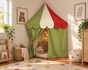 Può includere: Una tenda da gioco angolare con un baldacchino smerlato in pannelli di tessuto verde oliva, crema e rosso. La tenda presenta tende laterali verde oliva legate con cinghie rosse, che rivelano un interno imbottito con cuscini.