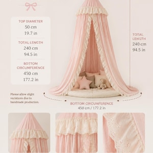 K&ouml;nnte beinhalten: Ein rosa Stoffhimmel mit spitzenbesetztem Oberteil. Die Ma&szlig;e betragen 50 cm Durchmesser oben, 240 cm Gesamtl&auml;nge und 450 cm Umfang unten. Der Text enth&auml;lt CANOPY SIZE GUIDE sowie Angaben zu TOP DIAMETER, TOTAL LENGTH und BOTTOM CIRCUMFERENCE.
