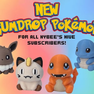 Può includere: Quattro piccole statuette stampate in 3D di Eevee, Meowth, Charmander e Squirtle. Il testo recita: NEW GUMDROP POKEMON FOR ALL HYBEE'S HIVE SUBSCRIBERS! Le figure sono marroni, bianche, arancioni e blu su uno sfondo con sfumatura arcobaleno.