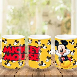 Peut inclure: Un mug en c&eacute;ramique blanche avec un fond jaune orn&eacute; d'un motif r&eacute;p&eacute;titif de t&ecirc;tes de Mickey Mouse. L'avant affiche le texte MICKEY MOUSE en lettres rouges grasses, tandis que le c&ocirc;t&eacute; pr&eacute;sente une illustration en couleur de Mickey assis.