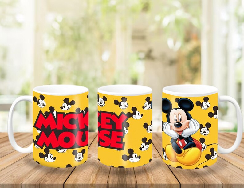 Peut inclure: Un mug en c&eacute;ramique blanche avec un fond jaune orn&eacute; d'un motif r&eacute;p&eacute;titif de t&ecirc;tes de Mickey Mouse. L'avant affiche le texte MICKEY MOUSE en lettres rouges grasses, tandis que le c&ocirc;t&eacute; pr&eacute;sente une illustration en couleur de Mickey assis.