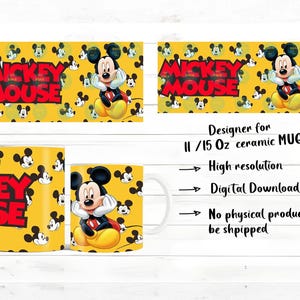 Peut inclure: Un fichier de conception num&eacute;rique pour tasses en c&eacute;ramique de 11 ou 15 oz avec un fond jaune, un motif Mickey Mouse r&eacute;p&eacute;titif, le texte Mickey Mouse en rouge et une illustration centrale de Mickey Mouse posant son menton sur ses mains.