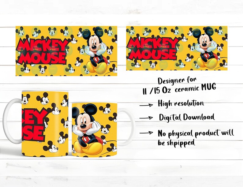 Peut inclure: Un fichier de conception num&eacute;rique pour tasses en c&eacute;ramique de 11 ou 15 oz avec un fond jaune, un motif Mickey Mouse r&eacute;p&eacute;titif, le texte Mickey Mouse en rouge et une illustration centrale de Mickey Mouse posant son menton sur ses mains.