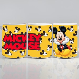 Peut inclure: Un mug en c&eacute;ramique blanche avec un fond jaune vif orn&eacute; d'un motif r&eacute;p&eacute;titif de petites silhouettes de t&ecirc;te de Mickey Mouse. Le texte MICKEY MOUSE est imprim&eacute; en lettres rouges grasses, accompagn&eacute; d'une grande illustration de Mickey Mouse.