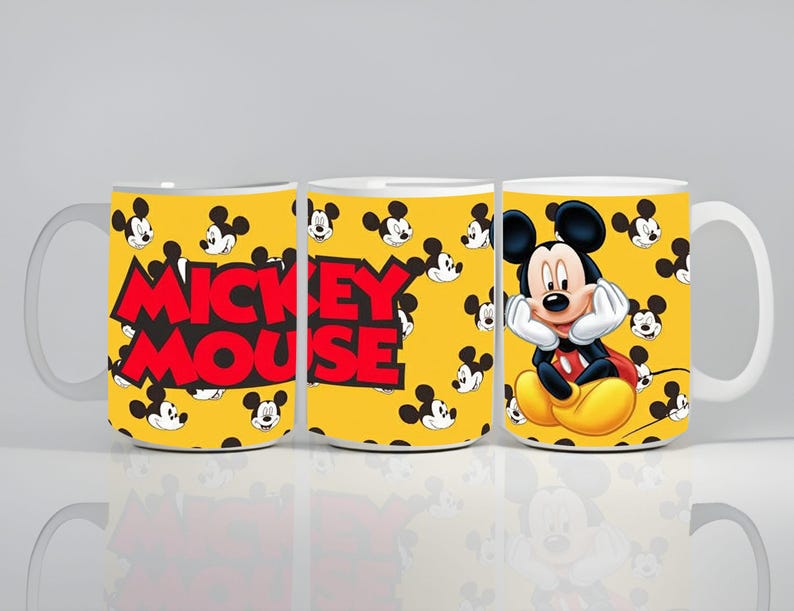 Peut inclure: Un mug en c&eacute;ramique blanche avec un fond jaune vif orn&eacute; d'un motif r&eacute;p&eacute;titif de petites silhouettes de t&ecirc;te de Mickey Mouse. Le texte MICKEY MOUSE est imprim&eacute; en lettres rouges grasses, accompagn&eacute; d'une grande illustration de Mickey Mouse.