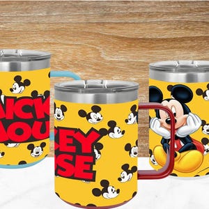 Peut inclure: Trois gobelets en acier inoxydable jaune avec couvercles, arborant un motif r&eacute;p&eacute;titif de visages de Mickey Mouse et le texte "MICKEY MOUSE" en lettres rouges grasses. Un gobelet pr&eacute;sente une illustration compl&egrave;te de Mickey Mouse.