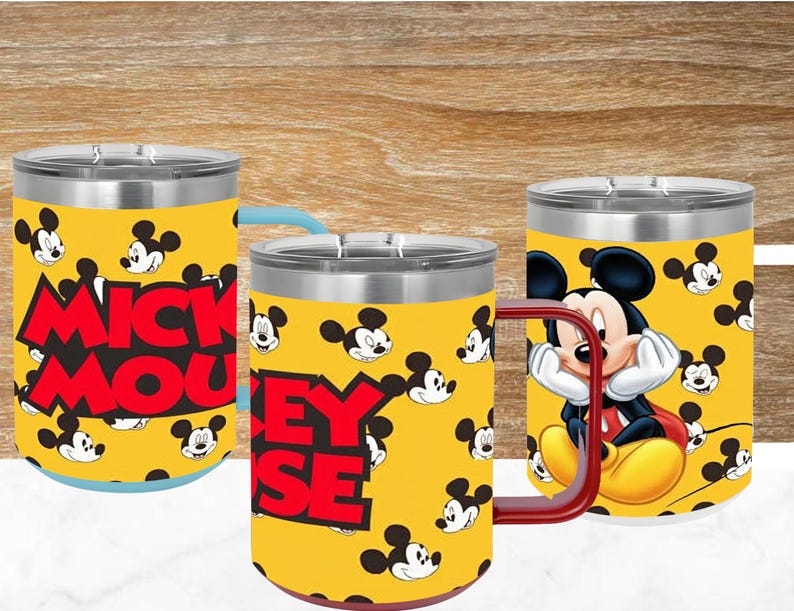 Peut inclure: Trois gobelets en acier inoxydable jaune avec couvercles, arborant un motif r&eacute;p&eacute;titif de visages de Mickey Mouse et le texte "MICKEY MOUSE" en lettres rouges grasses. Un gobelet pr&eacute;sente une illustration compl&egrave;te de Mickey Mouse.