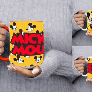 Peut inclure: Un mug en c&eacute;ramique avec un fond jaune vif orn&eacute; d'un motif r&eacute;p&eacute;titif de visages de Mickey Mouse et du texte "MICKEY MOUSE" en grandes lettres rouges. Le mug poss&egrave;de une anse orange unie et un int&eacute;rieur blanc, affichant un design &eacute;clatant.